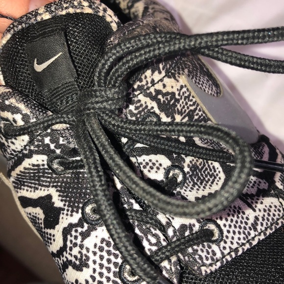 Nike Roshes, black & white. - Picture 3 of 4